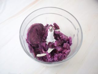 3、紫薯芋泥酸奶盒子,取出放入料理机中