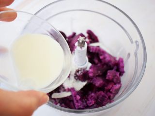 5、紫薯芋泥酸奶盒子,加入20克牛奶