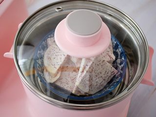 7、紫薯芋泥酸奶盒子,芋头洗净切片放入蒸锅蒸熟