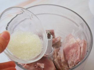 9、紫薯芋泥酸奶盒子,加入20克白糖