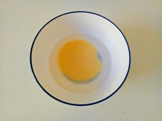 2、苹果小米粥,小米用清水淘洗干净