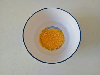 3、苹果小米粥,玉米渣也用清水淘洗干净