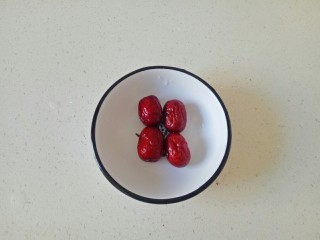 4、苹果小米粥,红枣用清水冲洗干净