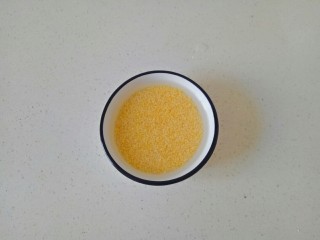 5、苹果小米粥,清洗好的小米用清水浸泡半小时