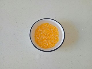 6、苹果小米粥,玉米渣也用清水浸泡半小时