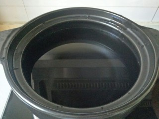 7、苹果小米粥,砂锅中加入足量的水