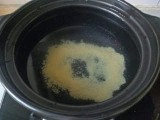 8、苹果小米粥,加入小米