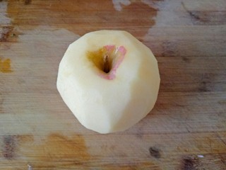 11、苹果小米粥,现在我们来切苹果，用的时候再切，不然苹果氧化容易变黑，苹果去皮