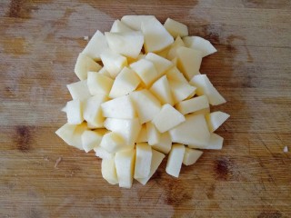 12、苹果小米粥,苹果切成小丁