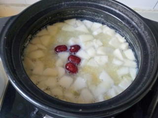 14、苹果小米粥,放入红枣