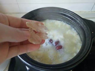 15、苹果小米粥,放入冰糖块，继续熬煮10分钟