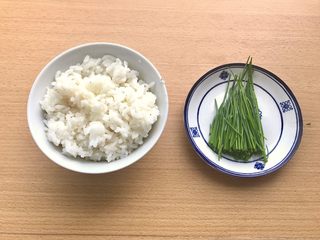 1、香甜米饭-葱香粢饭糕,准备米饭和小香葱。葱多少其实看自己喜好，我喜欢吃就多放了点。