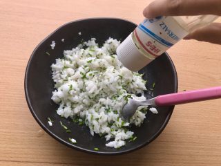 6、香甜米饭-葱香粢饭糕,搅拌均匀后加入盐。