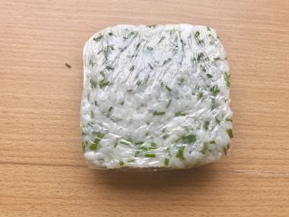 11、香甜米饭-葱香粢饭糕,第二天一早醒来，将容器内的米饭用倒扣的形式倒在保鲜膜上，然后包裹起来。如果觉得倒扣米饭下不来，可以轻轻用小刀沿边缘扣几下。