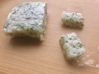 13、香甜米饭-葱香粢饭糕,然后对半切开，总之切成长3cm，宽2cm，高1cm的长方体。用保鲜膜固定住了形状所以很容易切的。