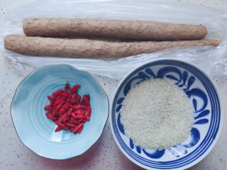 1、山药枸杞粥,首先我们准备好所有食材