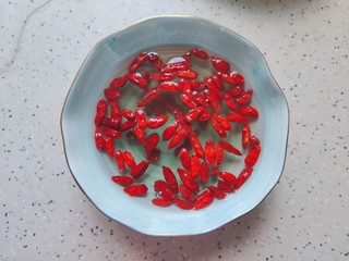 2、山药枸杞粥,枸杞冲洗一下之后用清水浸泡，备用