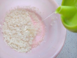 3、山药枸杞粥,大米淘洗干净，然后加入少许食用油