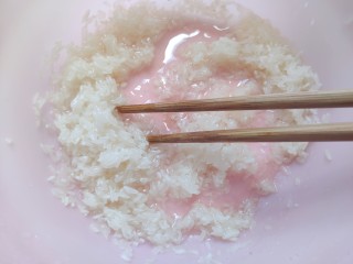 4、山药枸杞粥,用筷子搅拌均匀，尽量让米粒都裹上油，然后静置15分钟