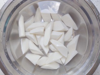 5、山药枸杞粥,这期间我们来处理山药，将山药去皮，然后切成滚刀块，切完可以浸泡在清水里，以免山药氧化变色