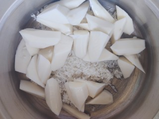 6、山药枸杞粥,将大米和山药全部放入高压锅