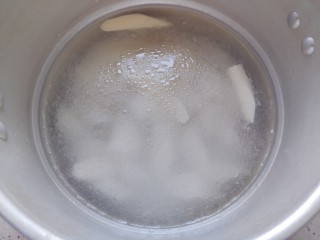 7、山药枸杞粥,加适量清水（我加了锅体的二分之一）