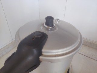 8、山药枸杞粥,盖上锅盖，大火开煮