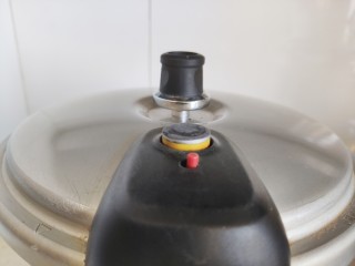 9、山药枸杞粥,待高压锅气阀上升，转小火，煮20-25分钟