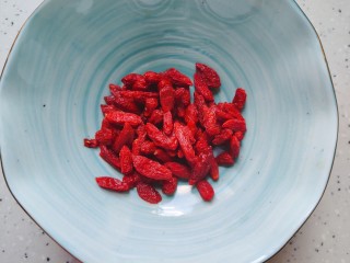 10、山药枸杞粥,捞出泡好的枸杞，控干水分