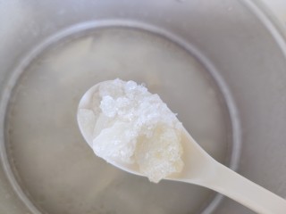 11、山药枸杞粥,待粥煮好之后，高压锅气阀降落，打开锅盖，加适量冰糖（如果你不爱吃甜口，可以不加）