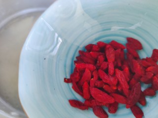 12、山药枸杞粥,加入枸杞