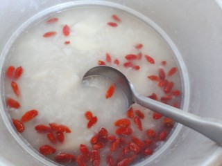 13、山药枸杞粥,稍稍搅拌一下，再盖上锅盖焖几分钟即可