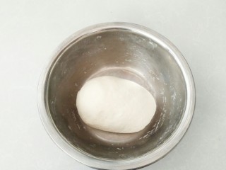 3、香葱芝麻油饼,倒入面粉揉成面团，盖上保鲜膜发酵。