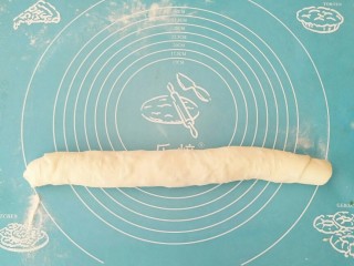 9、香葱芝麻油饼,卷起来。