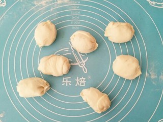 10、香葱芝麻油饼,切成等量的块，两头捏紧以防漏油。