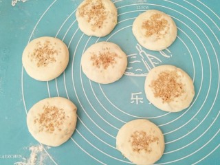 12、香葱芝麻油饼,表面刷上一层清水，撒上适量芝麻，按压一下，以防漏芝麻。