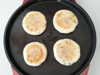 13、香葱芝麻油饼,电饼铛预热，放入油饼胚子，烙至两面金黄色即可出锅。