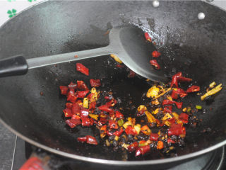 8、炒花蛤,倒入剁辣椒炒香