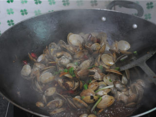 9、炒花蛤,加入豆豉,翻炒几下