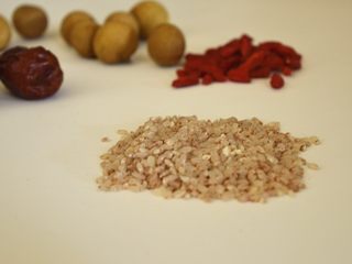 1、桂圆枸杞美目粥,准备食材