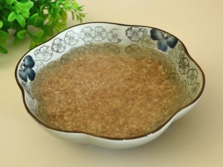 2、桂圆枸杞美目粥,红梗米淘洗干净，用冷水浸泡半小时，捞出沥去水分