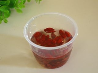3、桂圆枸杞美目粥,枸杞用温水泡至回软，洗净捞出，沥干水分