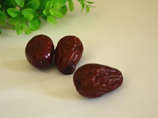 4、桂圆枸杞美目粥,红枣洗净，去核