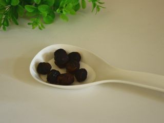 5、桂圆枸杞美目粥,桂圆肉洗净