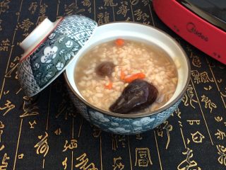 8、桂圆枸杞美目粥,毫不费力，还不用守在一旁，一锅最适合冬季吃的美目粥就做好了