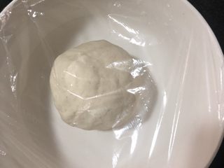 7、紫薯甜饼,揉好的面团盖上保鲜膜醒面三十分钟