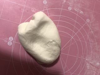 12、紫薯甜饼,醒好的年团拿出来揉搓至绵软