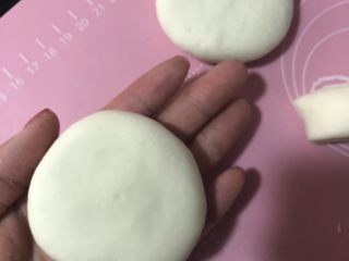17、紫薯甜饼,包好的饼坯,用手掌轻轻按压,滚圆周边