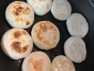 23、紫薯甜饼,继续小火,过称需要不停的移动平底锅,保持锅底受热均匀,继续煎制上色即可