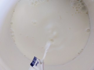2、舒芙蕾松饼（平底锅版）,牛奶倒入小奶锅里，加20g糖，最小火加热。